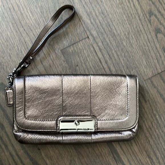 *Glam* Coach SOFT Leather Wristlet Clutch Green Satin Lining - Picture 1 of 9